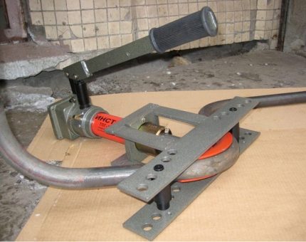 Hydraulic pipe bending machine