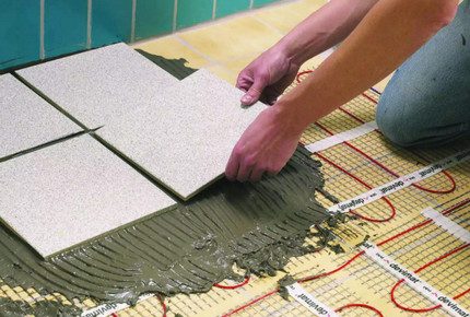 Colocación de azulejos en pisos de calefacción