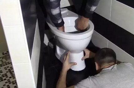 Installera toaletten på golvet