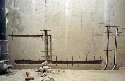 Strobing ścian pod rurami