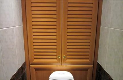 Szafka sanitarna z drewnianymi drzwiami