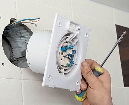 Conecta el ventilador a la red