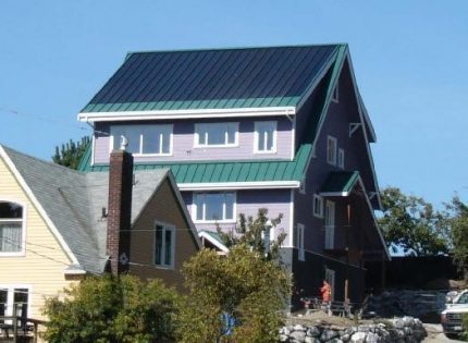 Ηλιακά πάνελ στη στέγη του σπιτιού