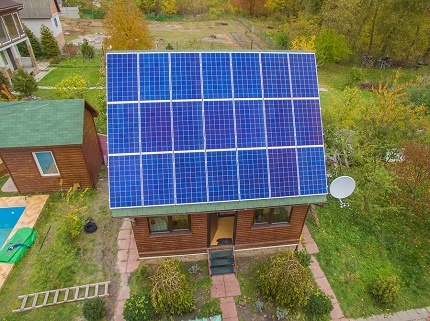 Paneles solares en la fuente de alimentación en el hogar