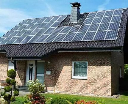 Solpaneler för ett bostadshus