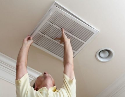 Cleaning the ventilation system indoors