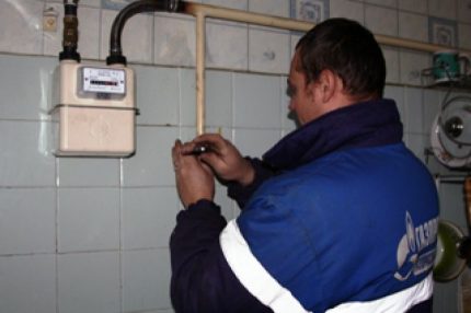 Gorgazský zaměstnanec kontrolující měřič
