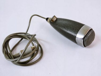 Micrófono de alambre roto