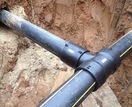 Gasoducto subterráneo hecho de tubos de polietileno.