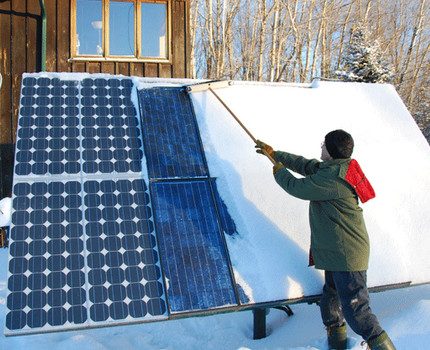 Čištění solárního generátoru od sněhu