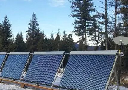 Vakuový solární kolektor s tepelným potrubím