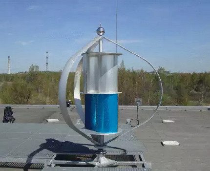 Wind generator with a Savonius rotor