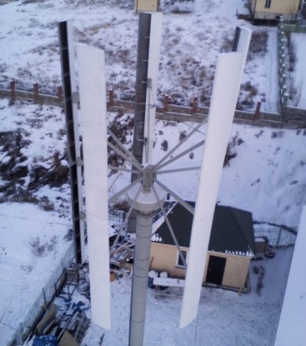 Vertikal vindgenerator på en trämast