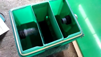 Grease trap with plastic lid