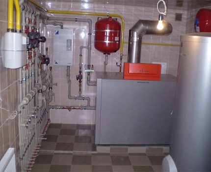 Sala de calderas de gas en una casa privada.