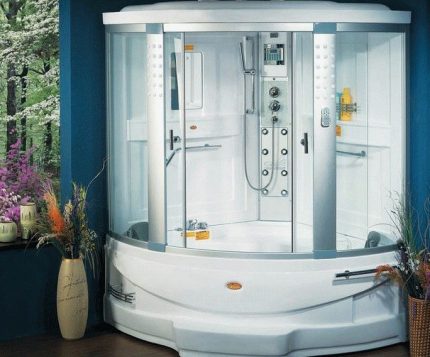 Hydrobox combining bath and shower