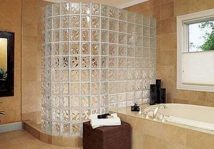 Cabine de azulejos e blocos de vidro