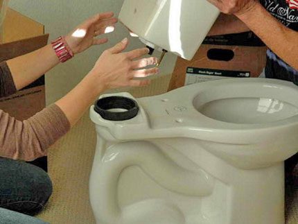 Installation d'une cuvette des toilettes