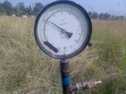 Manómetro para probar la presión de una tubería de gas