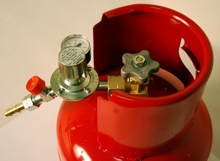 Le principe de l'installation d'un réducteur sur une bouteille de gaz