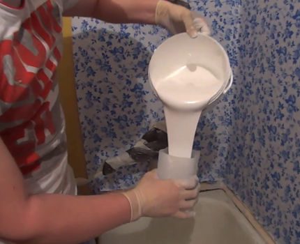 Odlievanie akrylovej kvapaliny do kúpeľa