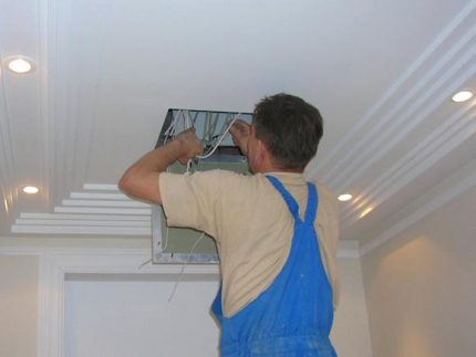 Use of a ceiling inspection hatch
