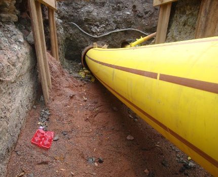 Laying a gas pipeline under obstacles