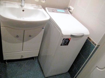 Máy giặt thẳng đứng trong phòng tắm