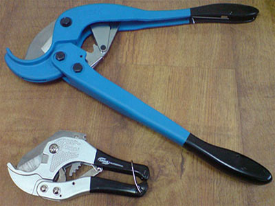 Pipe cutting tool