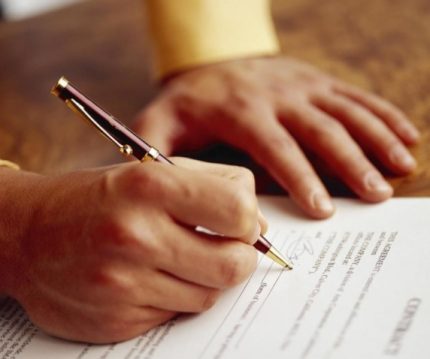 Hợp pháp hóa một sự ràng buộc xảy ra bằng cách ký kết hợp đồng