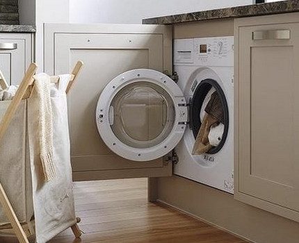Chargement des objets dans la machine à laver