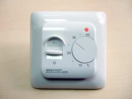 Programovatelný tlačítkový termostat