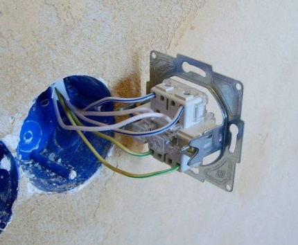 Installing DPA in the socket