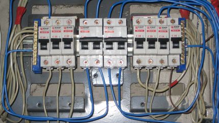 Installation of circuit breakers