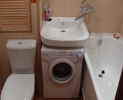 Vaskemaskine i et lille badeværelse
