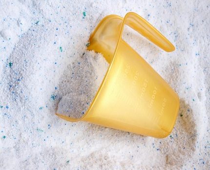 Detergent with whitening properties