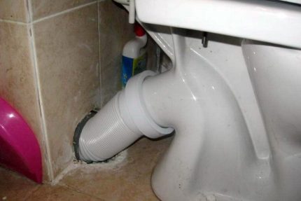 Instalarea unei toalete cu o priză oblică