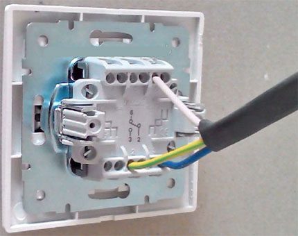 Conectați cablul pentru a comuta