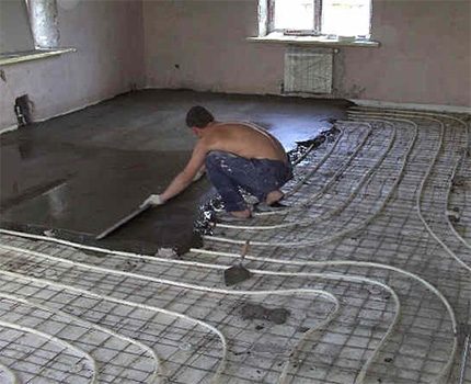 Ielejot cementa grīdu grīdas apsildīšanai
