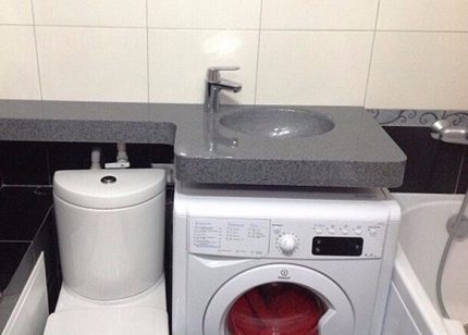 Pračka pod sklopným umyvadlem