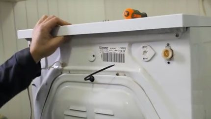 Demontering av Indesit vaskemaskin