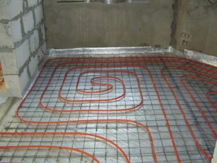 Laying underfloor heating pipes