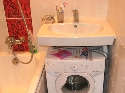 Свързване на машината към сифон под мивката