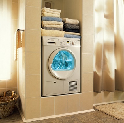Betjening af en vaskemaskine-tørretumbler