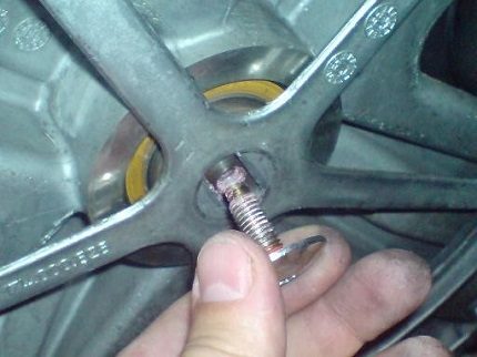Unscrew the pulley mounting bolt