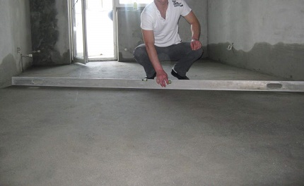 Checking the quality of the screed on the warm floor