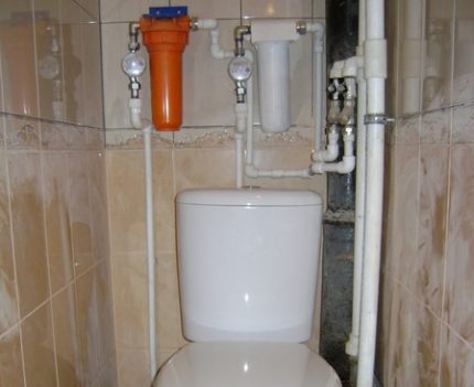 Installation af filtre i toilettet