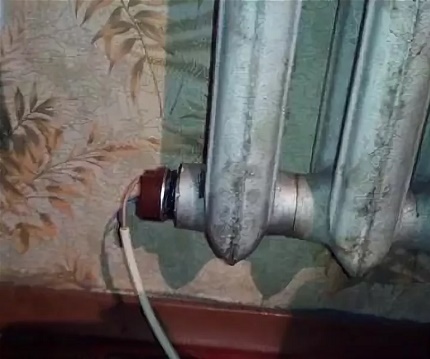 Radiador de hierro fundido con calentador eléctrico incorporado.