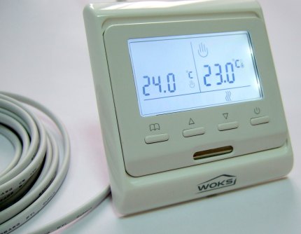 Electronic thermostat with display