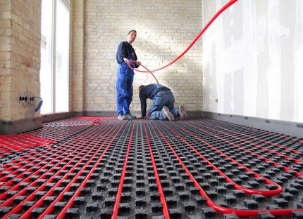 Colocación de tubos para calefacción por suelo radiante por profesionales
